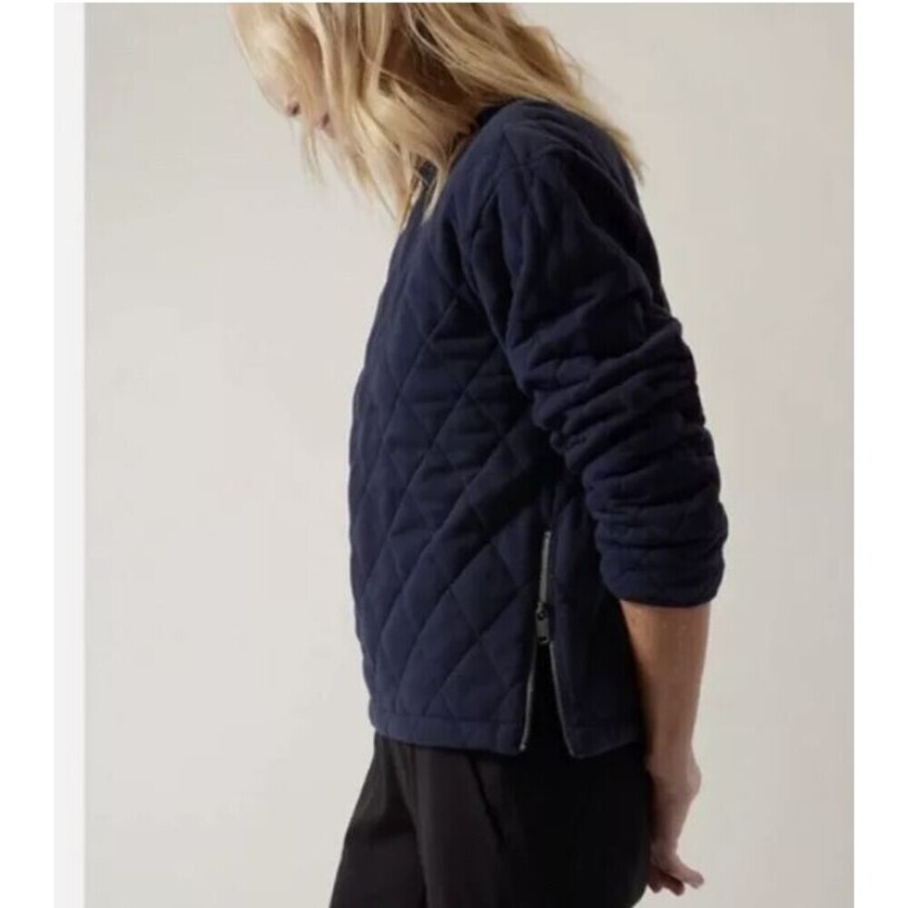Women’s Athleta Navy Blue Quilted Retro plush Crewneck Sweatshirt EUC Medium